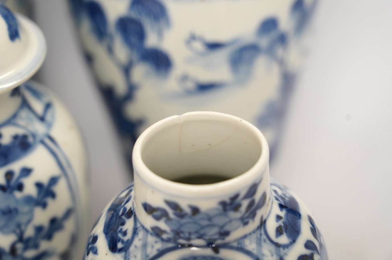 Five blue and white Chinese export porcelain vases, tallest 30cm high. Condition - one cover on a vase is chipped another cover (on pair of vases) is chipped, the three other vases are good